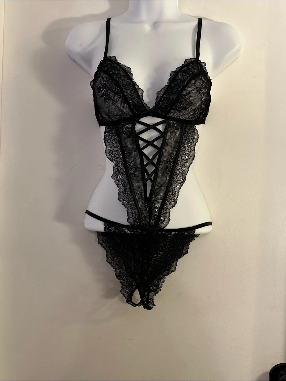 VS | Black Soft Cup Crotchless Bodysuit
